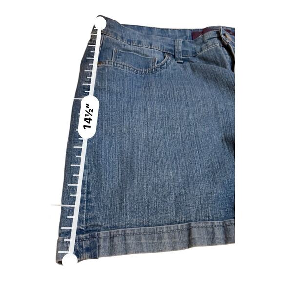 Gloria Vanderbilt Aiden Missy 6 Light Wash Denim Shorts - Picture 3 of 9